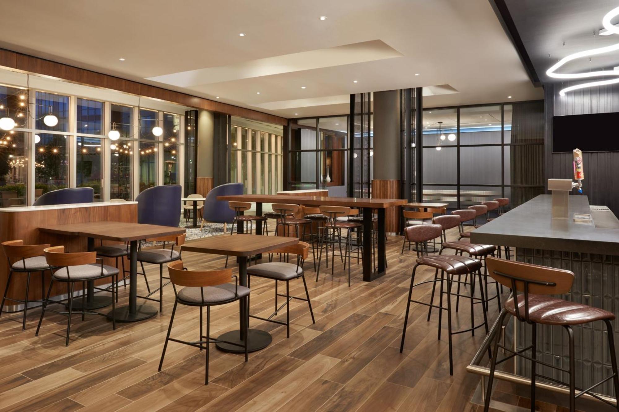 Hotel Courtyard By Marriott Calgary Airport Extérieur photo