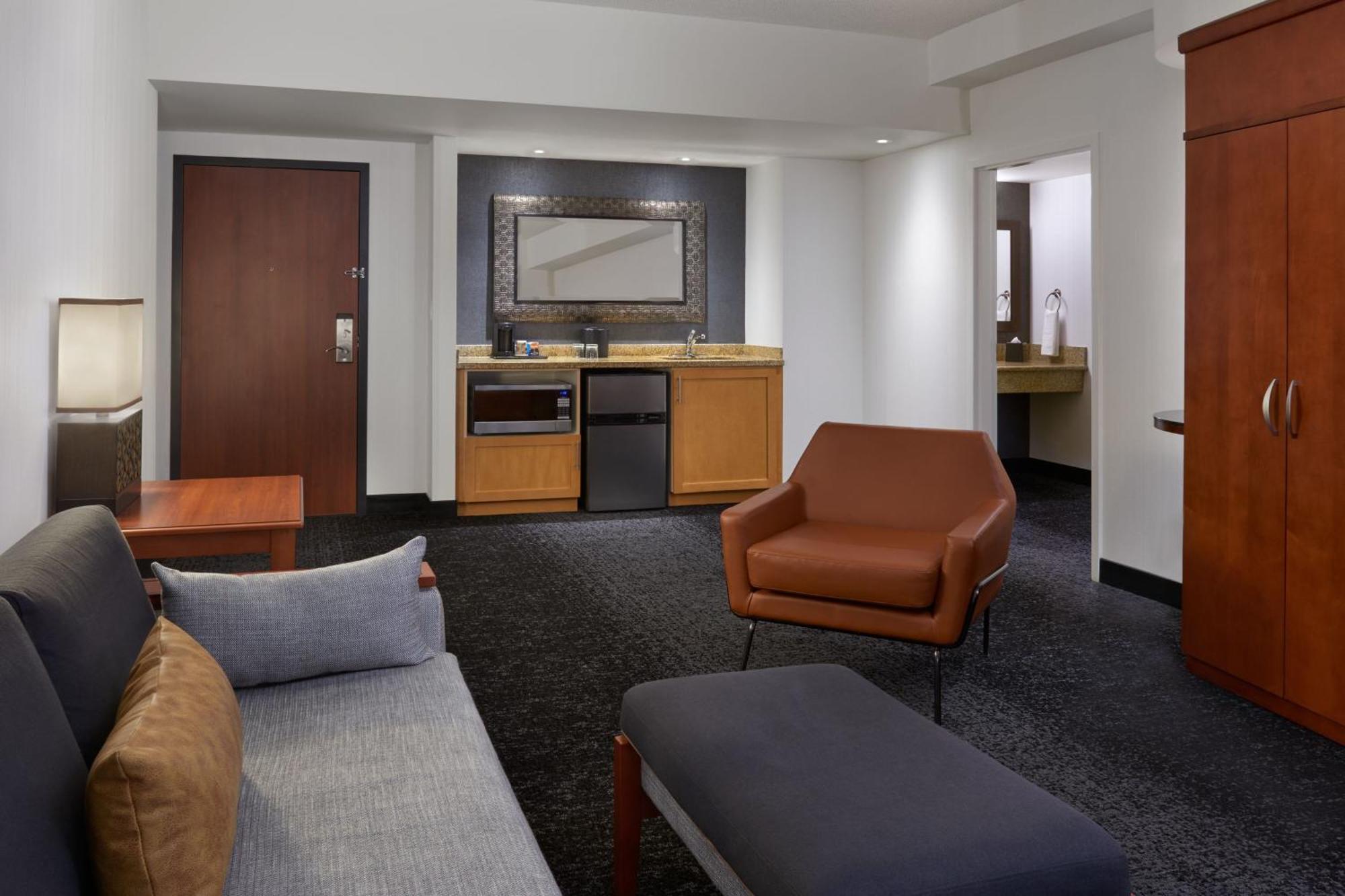 Hotel Courtyard By Marriott Calgary Airport Extérieur photo