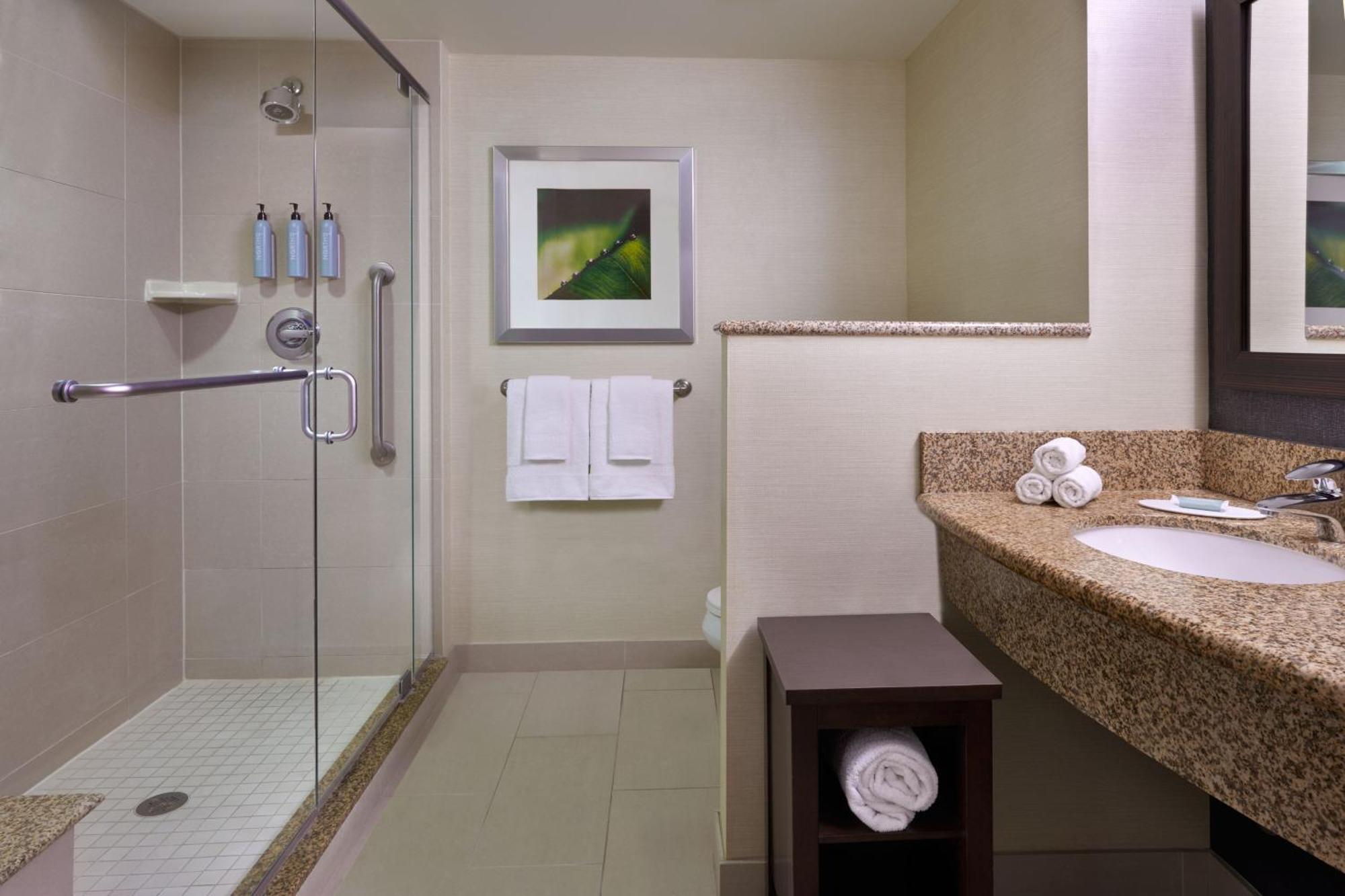 Hotel Courtyard By Marriott Calgary Airport Extérieur photo