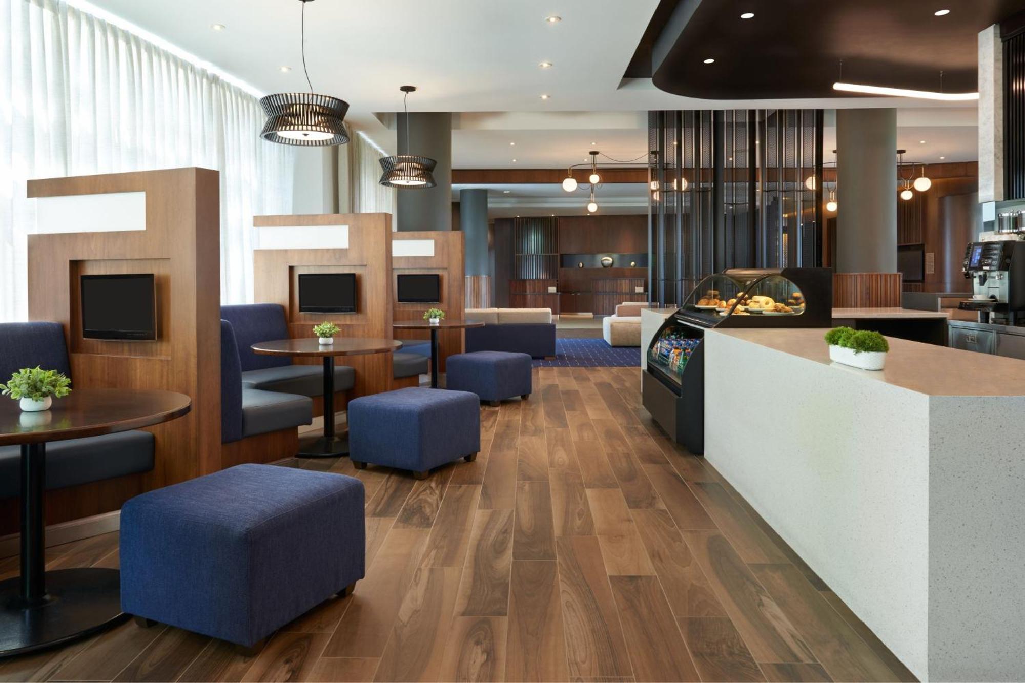 Hotel Courtyard By Marriott Calgary Airport Extérieur photo