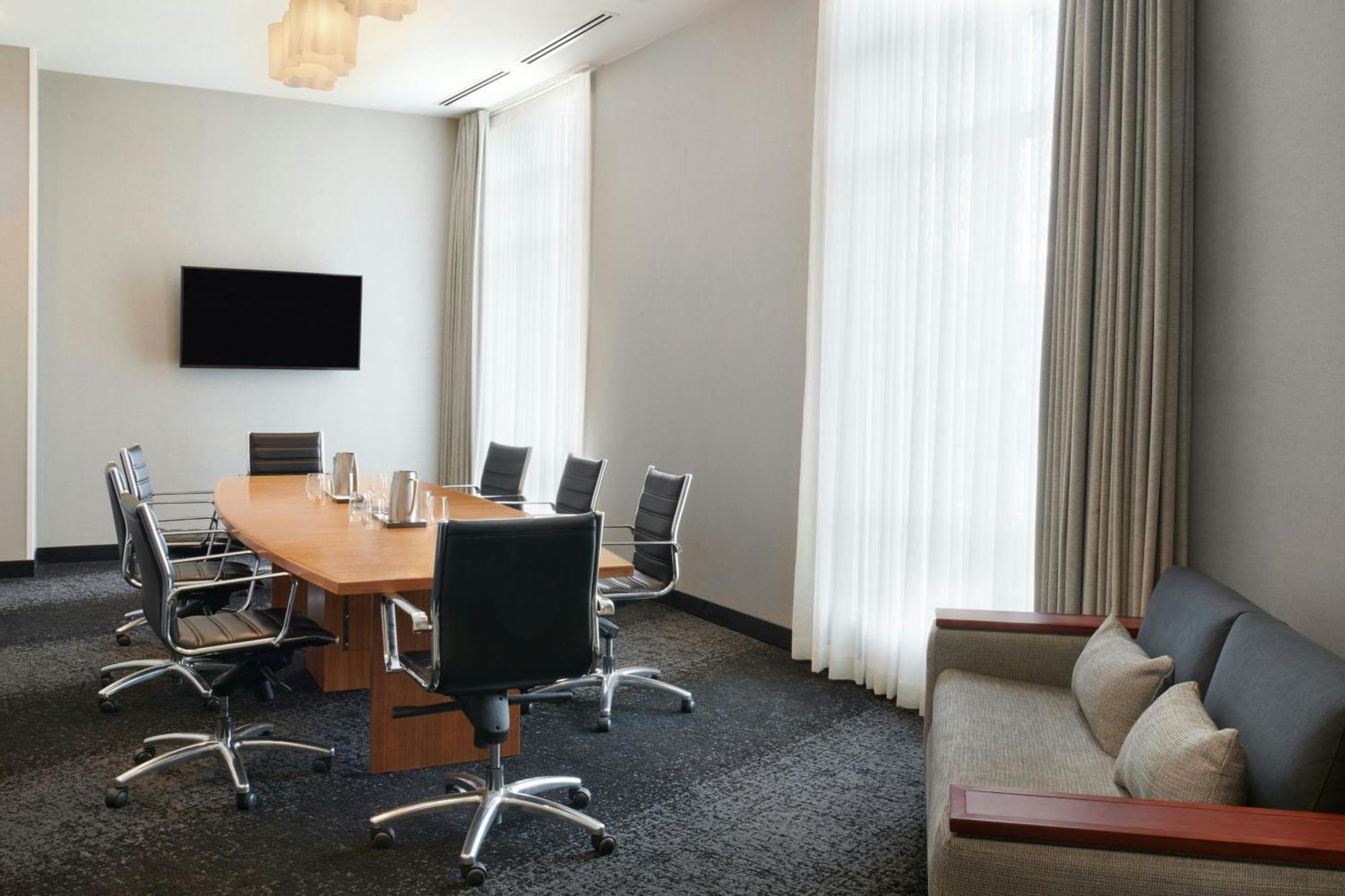 Hotel Courtyard By Marriott Calgary Airport Extérieur photo