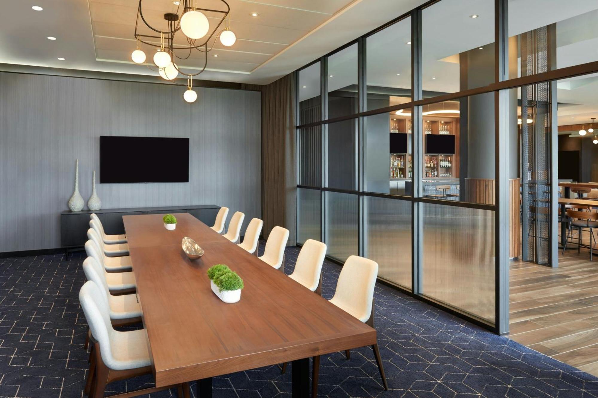 Hotel Courtyard By Marriott Calgary Airport Extérieur photo